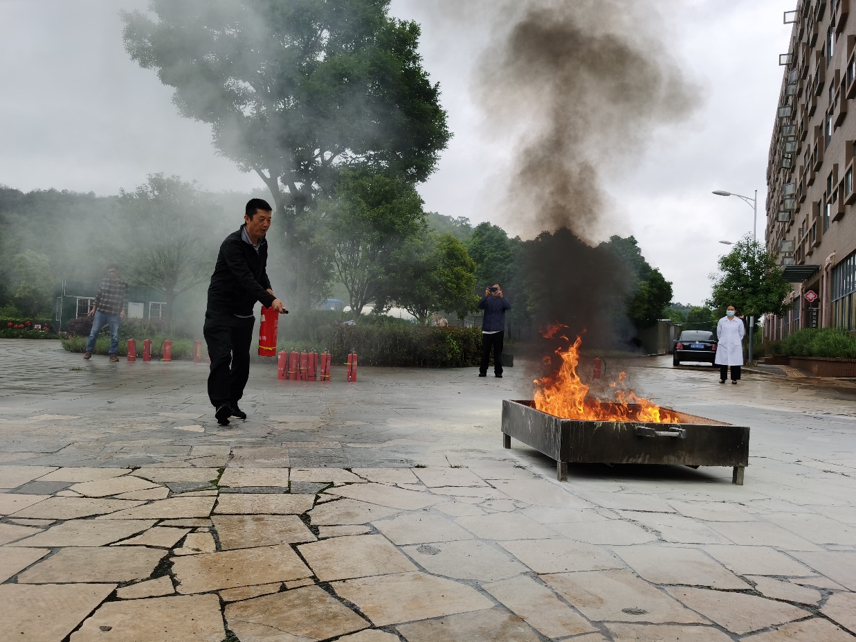 图片包含 户外, 自然, 火, 男人描述已自动生成