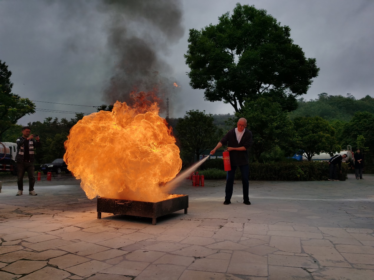 一群人站在街道上描述已自动生成